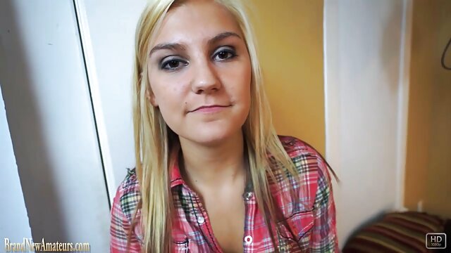 Visoka definicija :  Tinejdžerka brineta s velikim prirodnim osobama Aaliyah Hadid jaše pravi kurac Seksi pornić 