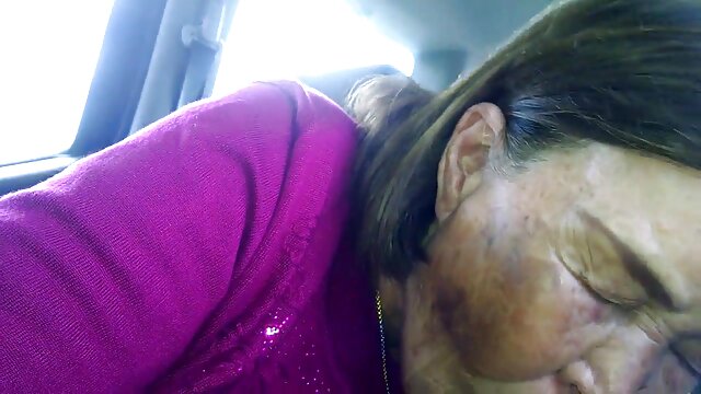 Visoka definicija :  Savršena napaljena plavuša mami momka u svoju kuću da je snažno pojebe Seksi pornić 
