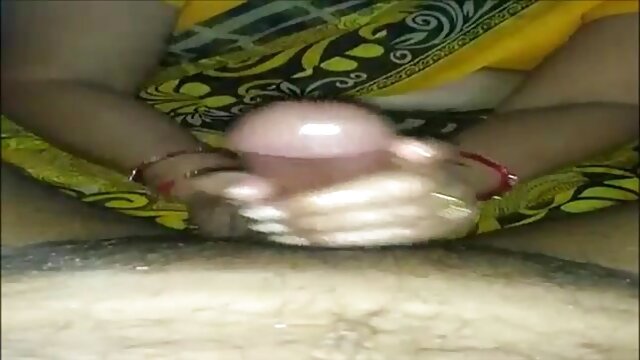 Visoka definicija :  Dvije MILF-ice slave Božić dominirajući nevinim tinejdžerima Seksi pornić 