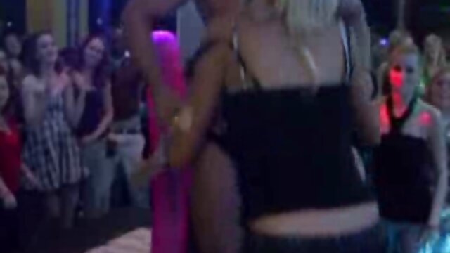 Visoka definicija :  Lijepa plavuša jebe se u nekoj ludoj pozi Seksi pornić 