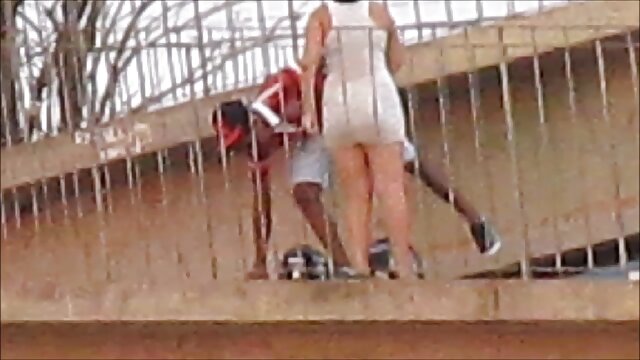 Visoka definicija :  Amaterka Ebony se igra sama sa sobom prije pojavljivanja partnera Seksi pornić 