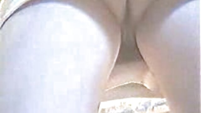 Visoka definicija :  Otmjena plavokosa djevojka svojim ustima drži veliki crni kurac Seksi pornić 